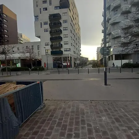 Dans Un Duplexe Proche De Paris Saint-Ouen (Seine-Saint-Denis)